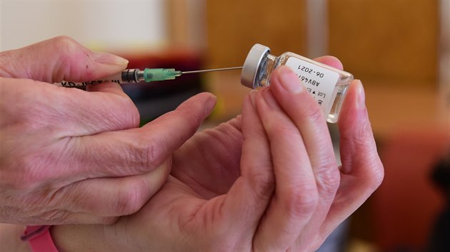 Zdravotnice natahuje vakcínu AstraZeneca do injekní stíkaky v Konici na...