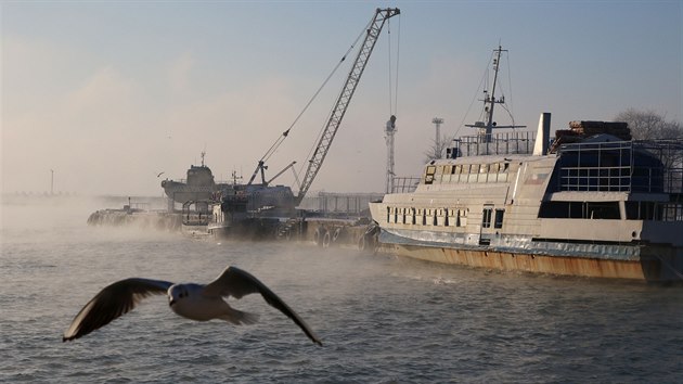 Lod v ernomoském pístavu Jevpatorija na Krymu.