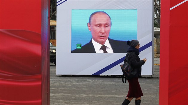 Oslavy Dne obránc vlasti v Sevastopolu na Krymu. Na obrazovce je ruský...