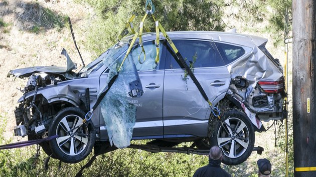 Auto Genesis GV80 golfisty Tigera Woodse po t�ké nehod�.