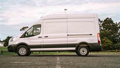 Ford, ná domov na kolech z boku. Ford Transit vyrobený v roce 2014. Jde o...