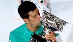 Novak Djokovič slaví titul z Australian Open.