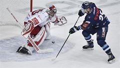 Zleva branká� T�ince Jakub �t�pánek a Radan Lenc z Liberce.