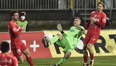 Zleva Timotej Záhumenský, branká� Plzn� Jind�ich Stan�k a Jan Hladík z Brna