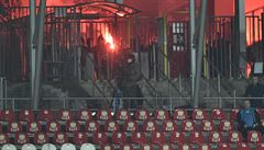 Fanouci sledují zápas za branou stadionu. Kvli opatením proti pandemii...