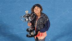 Naomi Ósakaová s trofejí pro vítze Australian Open.