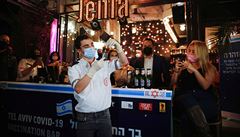 Tel Aviv se snaí lidi k okování motivovat také píslibem drinku v baru zdarma.