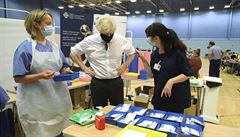Britský premiér Johnson na náv�t�v� jednoho z o�kovacích center.