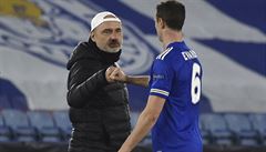 Jindich Trpiovský a obránce Leicesteru Johnny Evans.