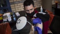 Zdravotníci očkují Palestince na checkpointu mezi Ramalláhem a Jeruzalémem.... | na serveru Lidovky.cz | aktuální zprávy