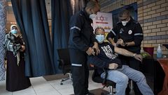 Zdravotníci okují Palestince na checkpointu mezi Ramalláhem a Jeruzalémem....