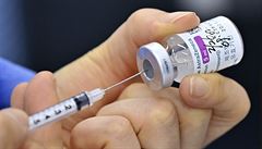 Odborná skupina MeSES doporučuje Česku dál očkovat vakcínou od AstraZeneky