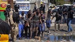 Při útěku 400 vězňů na Haiti zemřelo 25 lidí, včetně civilistů. Mezi oběťmi je vlivný gangster