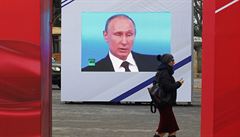 Oslavy Dne obránc vlasti v Sevastopolu na Krymu. Na obrazovce je ruský...