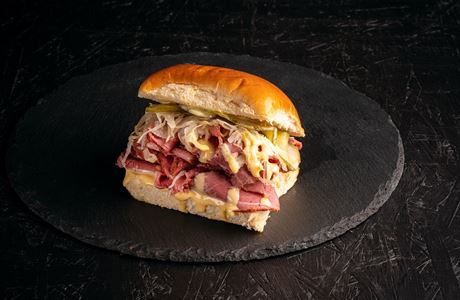 Pastrami. V Meat Vandals ho dlme ze spodnho lu, kter marinujeme ve...