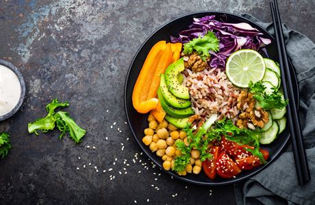 Odlehčený jídelníček. Zkuste k obědu misku buddha bowl s tahini dresinkem