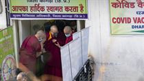 Ptaosmdestilet dalajlama se nechal okovat proti koronaviru.