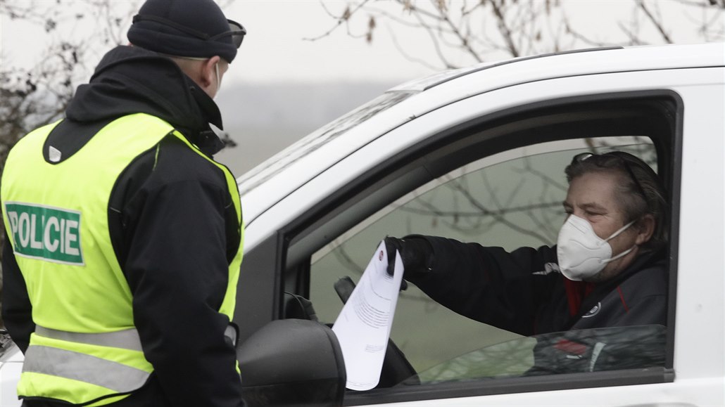 Policisté kontrolují pohyb lidí s ohledem na nová protiepidemická opatení...