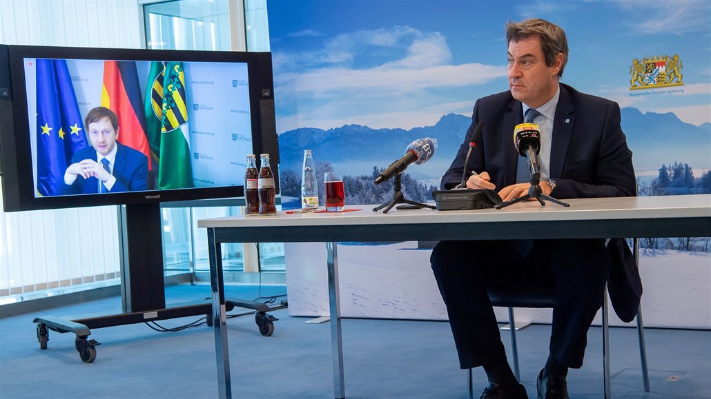 Bavorský premiér Markus Söder (vpravo) na videokonferenci se svým saským...