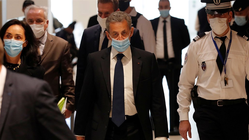Bývalý francouzský prezident Nicolas Sarkozy si přichází k pařížskému soudu...