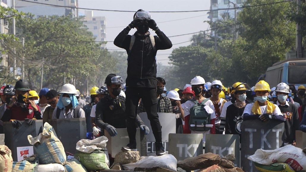 Demonstranti v Rnagúnu tvoří barikády proti policejnímu zásahu.