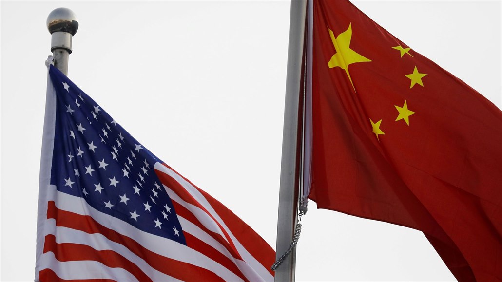Americká a čínská vlajka.