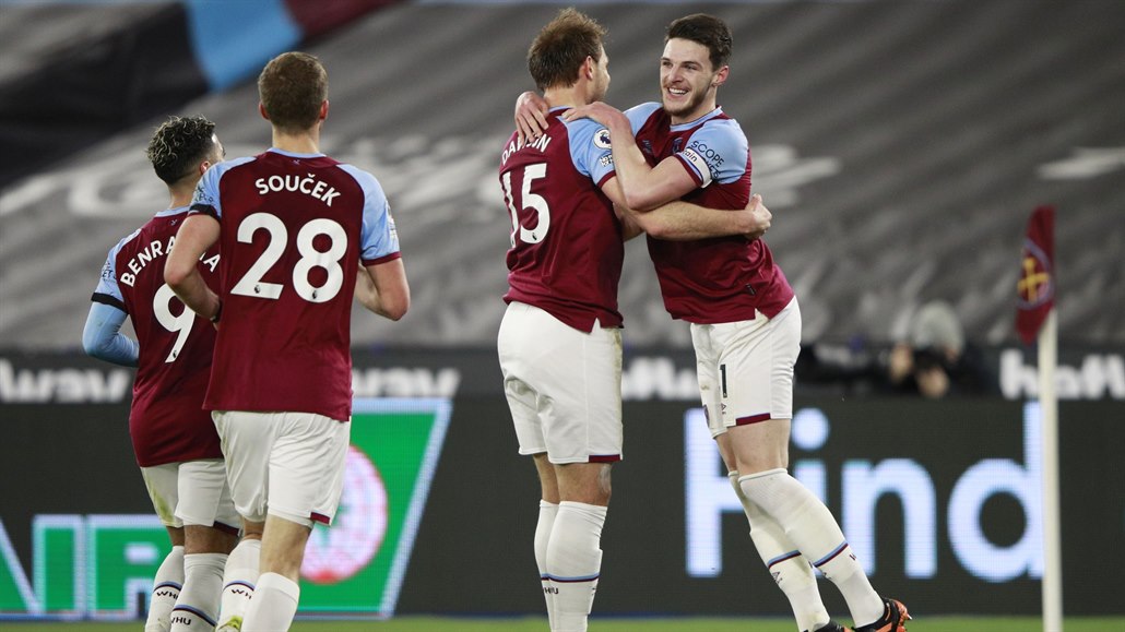 Craig Dawson a Declan Rice slaví branku do sít Leedsu.