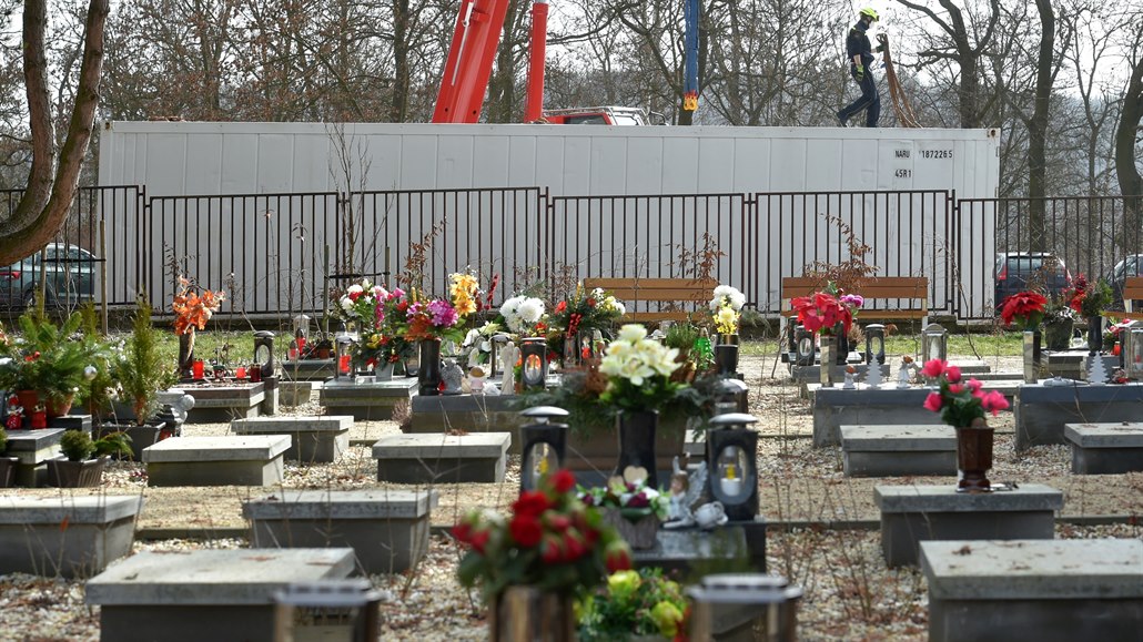 Hasiči připravovali 26. února 2021 na parkovišti před krematoriem v Karlových...
