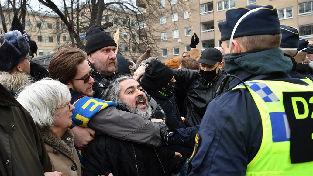 Stovky lidí se v sobotu úastnily demonstrace proti koronavirovým opatením v...