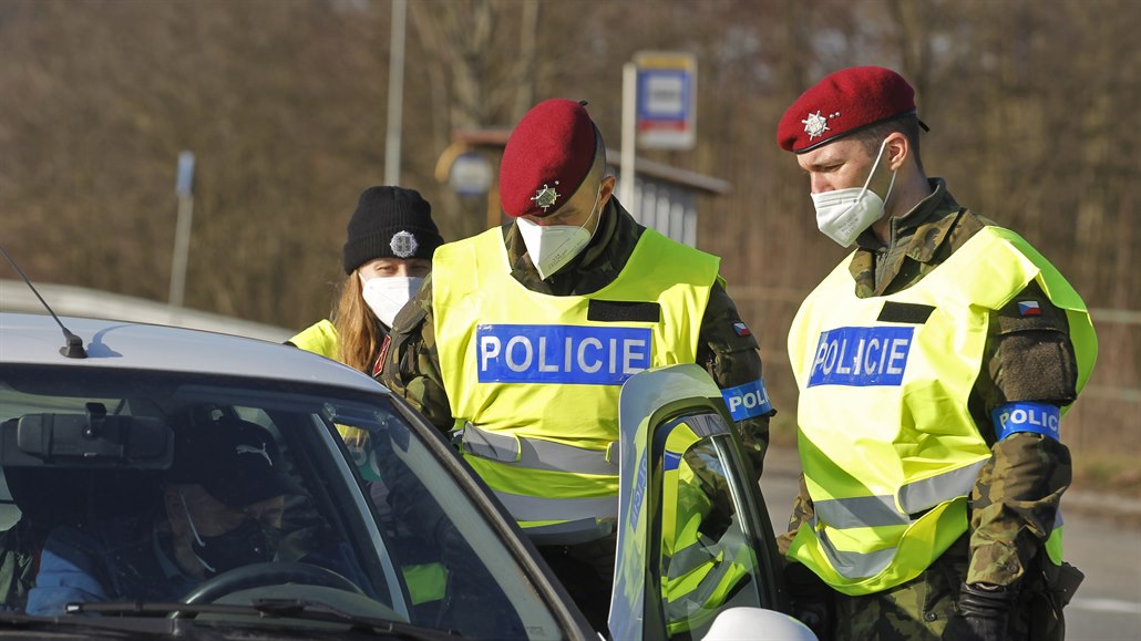 Policejní hlídka kontroluje pohyb obyvatel.