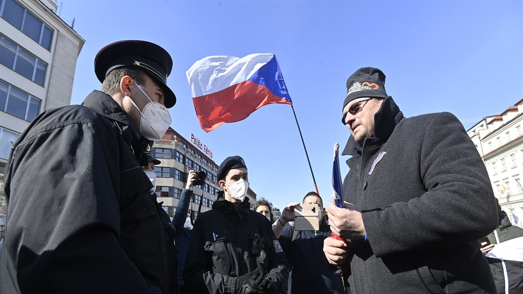 Poslanec Lubomír Volný hovoí s policisty na demonstraci na Václavském námstí.