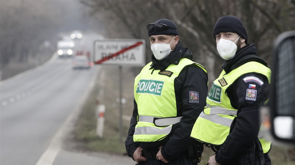 Policejní kontrola na kraji Prahy hlídá odjezd do jiného regionu.