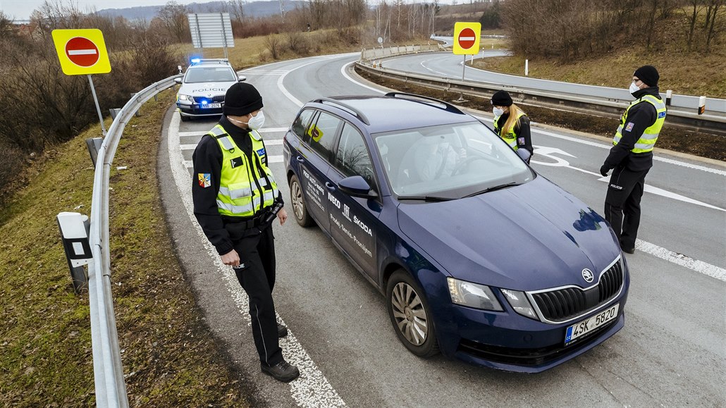 Policie kvli zakázanému pohybu mezi okresy kontroluje idie na sjezdu z...