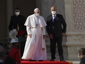 Pape Frantiek po boku iráckého prezidenta Barhama Sáliha ped prezidentským...