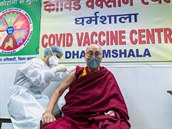 Dalajlama dostal první dávku vakcíny proti covidu. Ostatní vyzval, aby se nechali také naočkovat