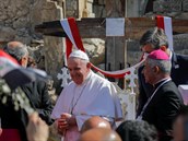 Pape Frantiek se v iráckém Mosulu pomodlil za obti války.