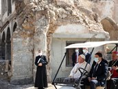 Pape projídí ulicemi válkou znieného Mosulu.