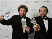 Ocenní za nejlepí dokumentární film pevzali reisér Vít Klusák (vlevo) a...