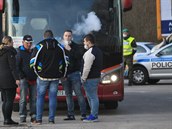 Odjezd lidí na protivládní demonstraci zhatily policejní hlídky.