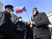 Poslanec Lubomír Volný hovoí s policisty na demonstraci na Václavském námstí.