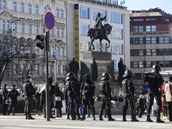 Policie Václavské námstí uzavela a pustila tam jen povolených 100 úastník a...