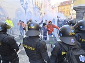 Policisté brání na Staromstském námstí v Praze ve vstupu lidem, kteí se...