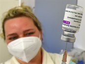 Po čtvrt roce očkování dostal první dávku zhruba každý desátý obyvatel Česka, vakcinaci ukončilo téměř 440 tisíc lidí