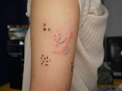 Tetování metodou handpoke.