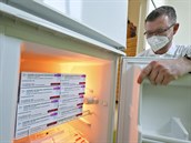 Vedoucí lékárník nemocnice Cheb ukazuje 5600 dávek vakcíny AstraZeneca, které...