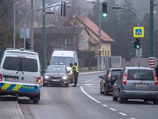 Policejn kontrola mezi okresy Liberec a Jablonec nad Nisou 1. bezna 2021 ve...