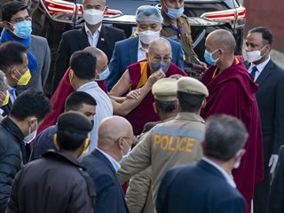 Buddhistick mnich upravuje dalajlamovi rouku.