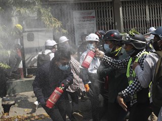 Ozbrojen sloky v Rangnu nasadily na demonstrujc slzn ply.