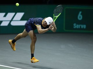 Australan Alex De Minaur dobíhá míček.