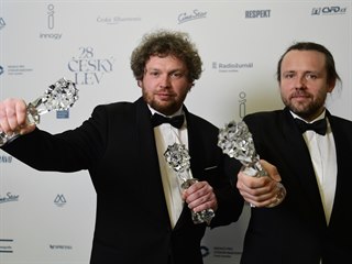 Ocenn za nejlep dokumentrn film pevzali reisr Vt Klusk (vlevo) a...